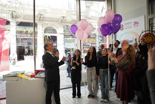 Beyoğlu’nda bienal coşkusu: “Sanatını Mutlulukla Buluştur” sergisi açıldı
