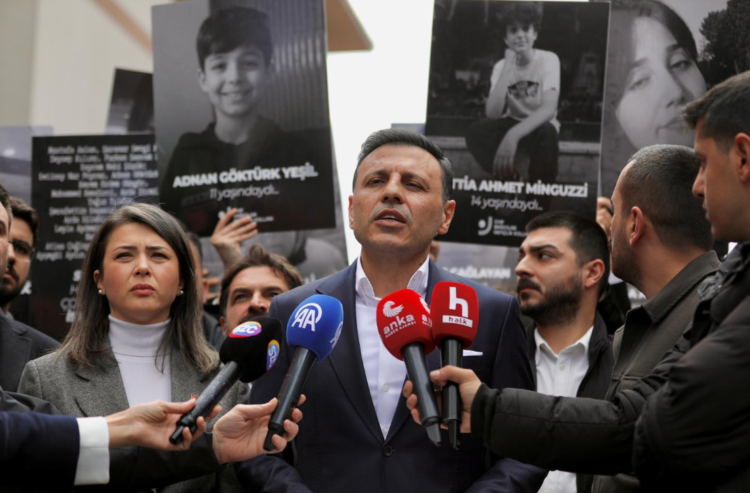 CHP, çocuk ölümlerini İstanbul İl Milli Eğitim Müdürlüğü önünde protesto etti