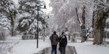 Yoğun kar yağışı Erzurum’u beyaza bürüdü