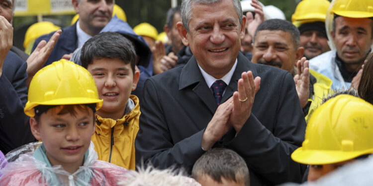 Özgür Özel’den açlık grevindeki madencilere ziyaret: “Hepimiz arkanızdayız”