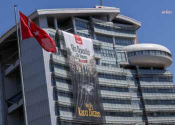 CHP Genel Merkezi’ne 1 Mayıs afişi asıldı… “Ya onurlu bir yaşam ya bu kara düzen”