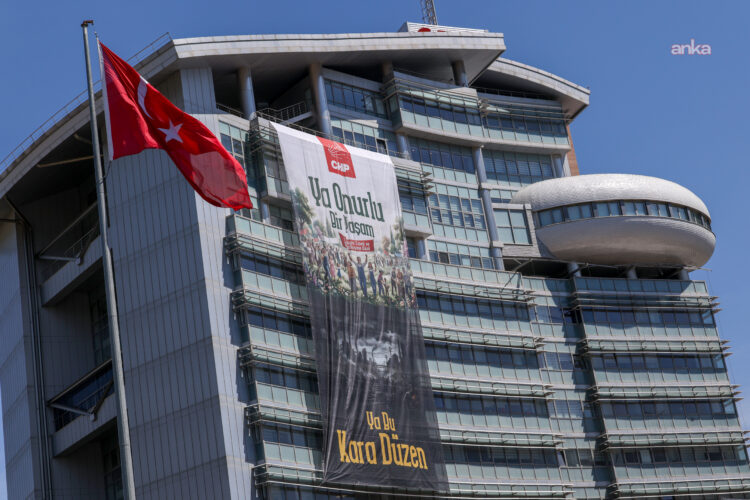 CHP Genel Merkezi’ne 1 Mayıs afişi asıldı… “Ya onurlu bir yaşam ya bu kara düzen”