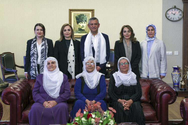 Barış Anneleri, Özgür Özel’i ziyaret etti