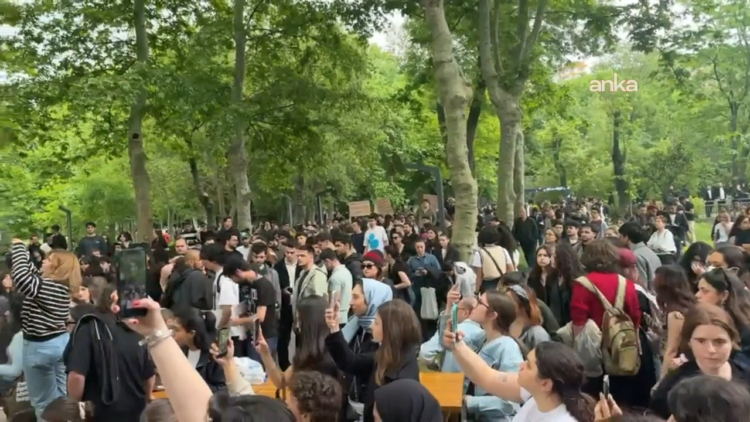 İstanbul Bilgi Üniversitesi’nin faaliyet izninin kaldırılması protesto edildi