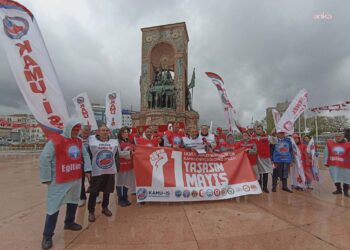 Birleşik Kamu-İş, Taksim Cumhuriyet Anıtı’na çelenk bıraktı