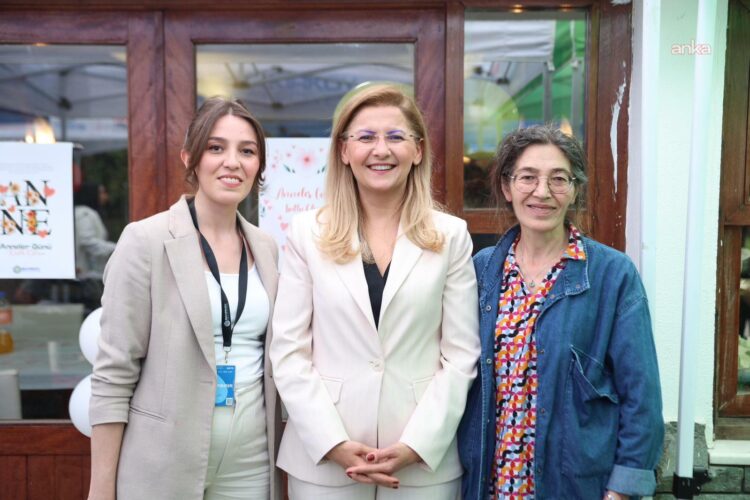 Bakırköy’de Anneler Günü’nde üç kuşak bir araya geldi