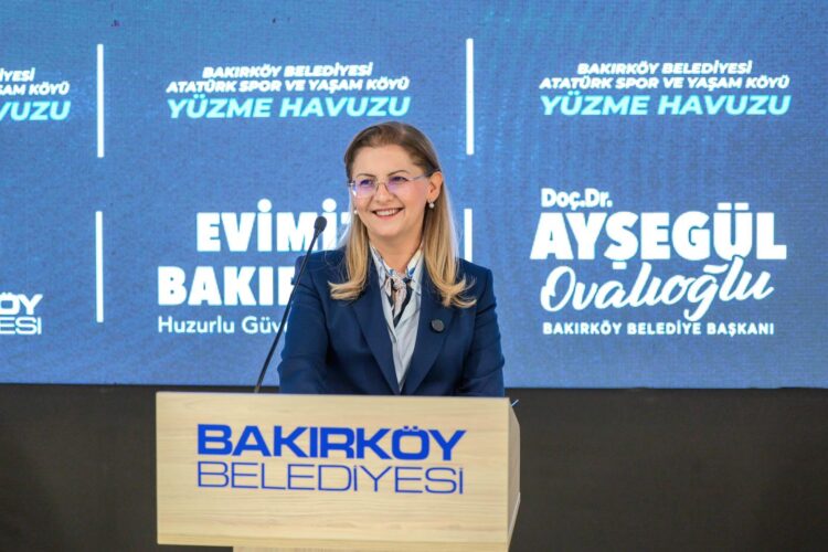 Bakırköy Belediyesi yüzme havuzu yenilenen yüzüyle açıldı