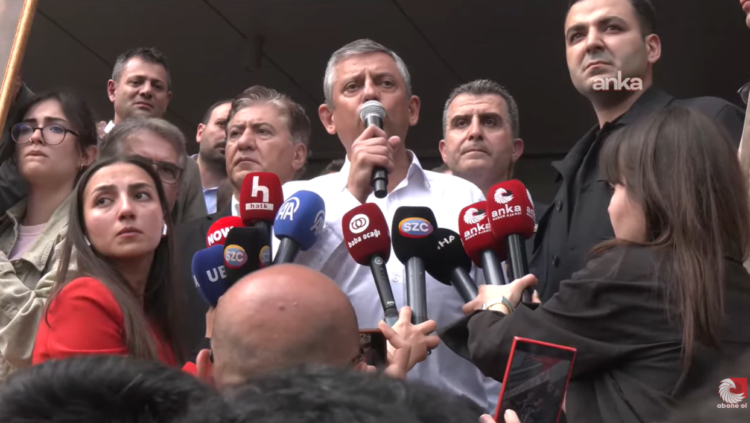 Özgür Özel: “CHP bundan sonra yoldadır, sokaktadır, iktidara yürümektedir”