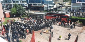 CHP Genel Merkezi’ne polis müdahalesi dış basında