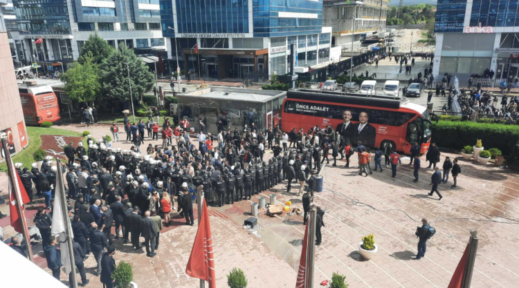 CHP Genel Merkezi’ne polis müdahalesi dış basında