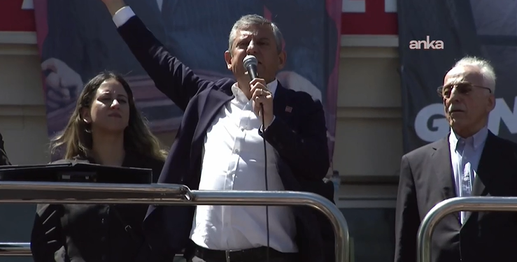 Özgür Özel, Güvenpark’ta halkla bayramlaştı…