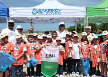 Bakırköy Belediyesi’nden “Marmara Hepimizin” mesajı… Yeşilköy Çiroz Sahili’nde atık topladılar