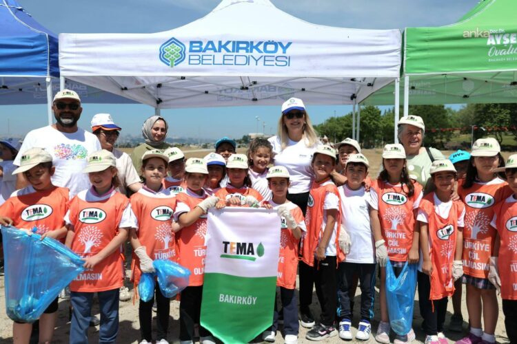 Bakırköy Belediyesi’nden “Marmara Hepimizin” mesajı… Yeşilköy Çiroz Sahili’nde atık topladılar