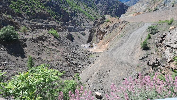 Artvin’de dere yatağına maden atıkları dökülmesi tepkilere yol açtı