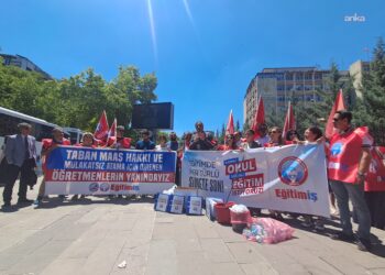 Eğitim-İş’ten MEB önünde protesto: “Bakan karneyi değil, gitmeyi hak ediyor”