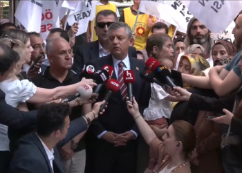 Özgür Özel’den açlık grevindeki öğretmenlere destek ziyareti