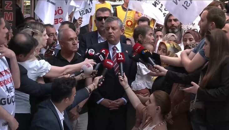 Özgür Özel’den açlık grevindeki öğretmenlere destek ziyareti