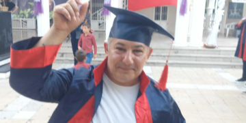 50 yaşında yeniden liseli oldu, çocuğu yaşındaki öğrencilerle kep attı