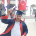50 yaşında yeniden liseli oldu, çocuğu yaşındaki öğrencilerle kep attı