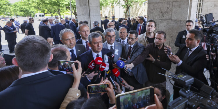 Özgür Özel: “Türkiye’ye sandığı getirmiş partinin, sandık sonucu olmaksızın yönetilmesi ülkeyi yaralıyor”