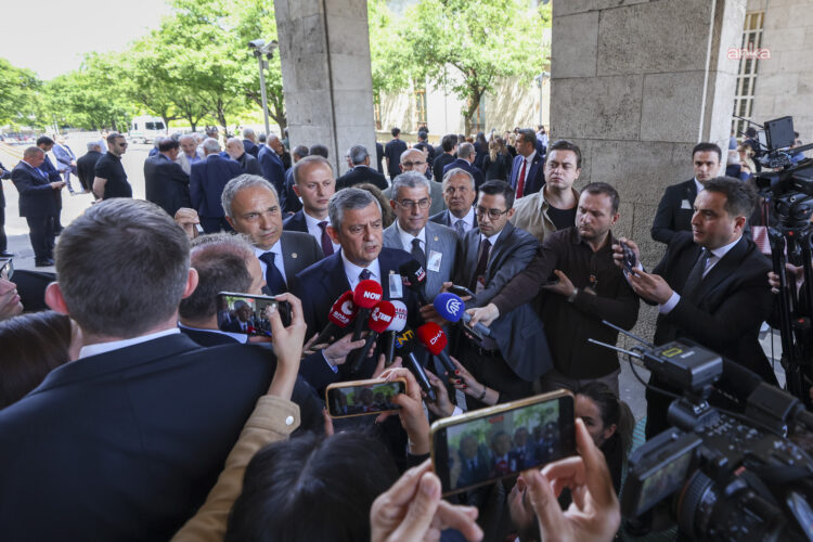 Özgür Özel: “Türkiye’ye sandığı getirmiş partinin, sandık sonucu olmaksızın yönetilmesi ülkeyi yaralıyor”