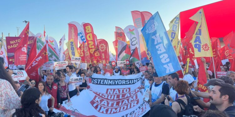 Kadıköy’de binlerce kişi NATO Zirvesi’ni protesto etti: ”İstenmiyorsunuz”