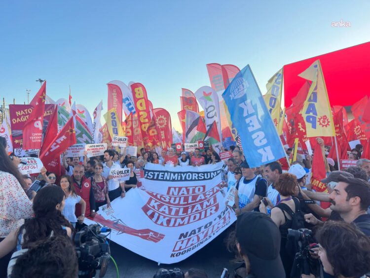 Kadıköy’de binlerce kişi NATO Zirvesi’ni protesto etti: ”İstenmiyorsunuz”