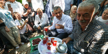 Özgür Özel, Niğde’de kiraz üreticileriyle bir araya geldi