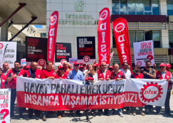 DİSK vergi dairesi önünden seslendi: Gelirde, vergide, ülkede adalet istiyoruz