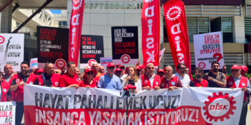 DİSK vergi dairesi önünden seslendi: Gelirde, vergide, ülkede adalet istiyoruz