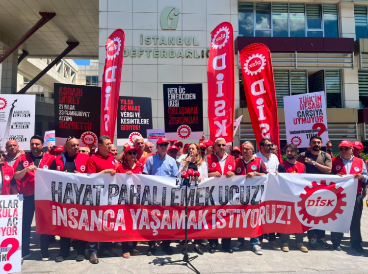 DİSK vergi dairesi önünden seslendi: Gelirde, vergide, ülkede adalet istiyoruz