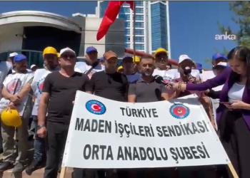 Doruk Madencilik işçileri, alacaklarının ödenmediği gerekçesiyle Yıldızlar SSS Holding önünde