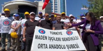 Doruk Madencilik işçileri, alacaklarının ödenmediği gerekçesiyle Yıldızlar SSS Holding önünde