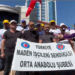 Doruk Madencilik işçileri, alacaklarının ödenmediği gerekçesiyle Yıldızlar SSS Holding önünde