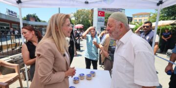 Bakırköy Belediyesi’nden binlerce kişiye aşure ikramı