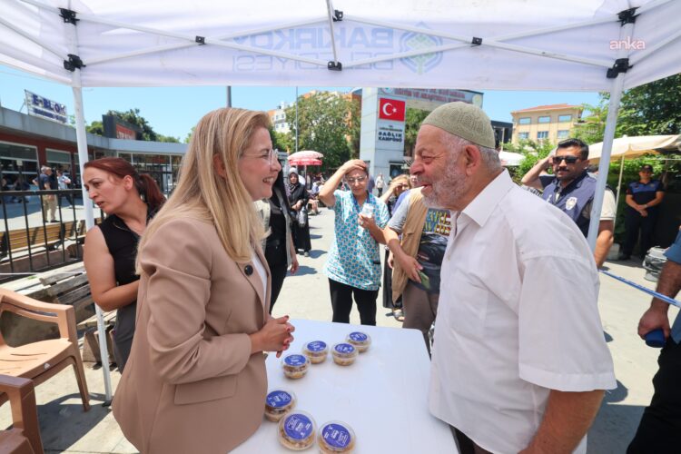 Bakırköy Belediyesi’nden binlerce kişiye aşure ikramı