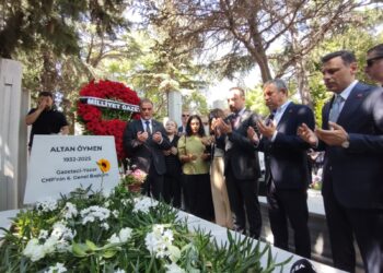 Altan Öymen, vefatının yıl dönümünde mezarı başında anıldı…
