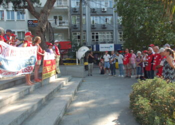 Burhaniye’de “Emekli insanca yaşam istiyor” eylemi