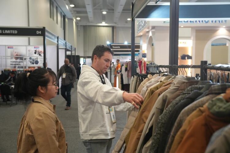 Çinli ve Güney Afrikalı temsilciler Çin Premium Tekstil ve Moda Tedarik Fuarı’nda bir araya geldi
