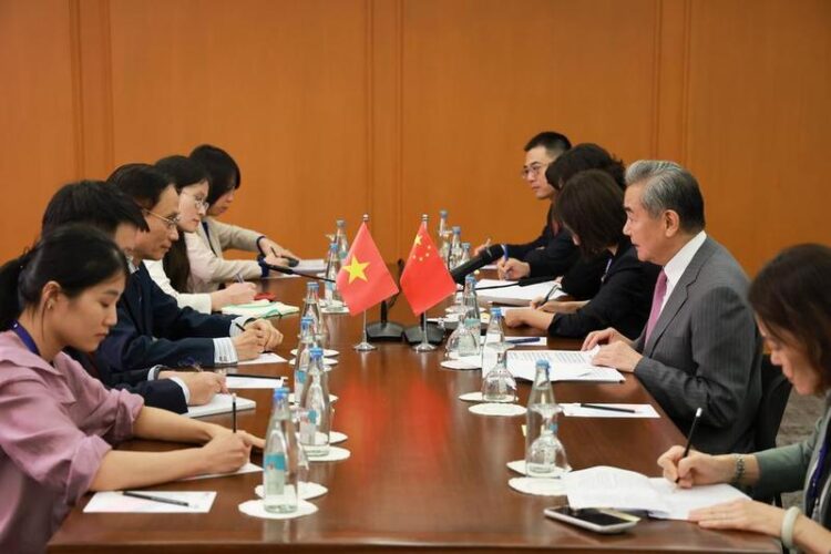 Çin Dışişleri Bakanı: Çin ve Vietnam birlik ve işbirliğini güçlendirmeli