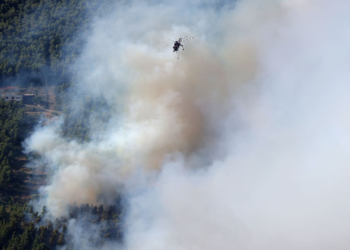 Yunanistan’da iki yangın söndürme helikopteri havada çarpıştı: 2 can kaybı