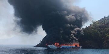Fethiye’de gezi teknesinde yangın: 115 kişi denize atlayarak kurtuldu