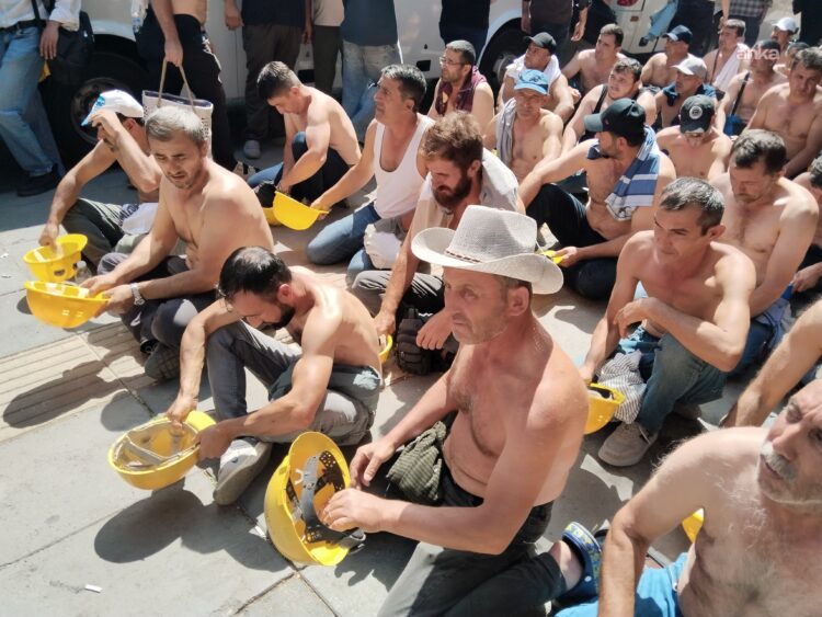 Haklarını talep eden madencilerden Enerji ve Tabii Kaynaklar Bakanlığı önünde eylem