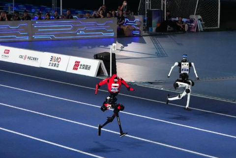 İnsansı robot Beijing’de Usain Bolt’un 100 metre rekorunu geride bıraktı