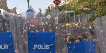 Enerji ve Tabii Kaynaklar Bakanlığı’na yürümek isteyen madencilere gözaltı