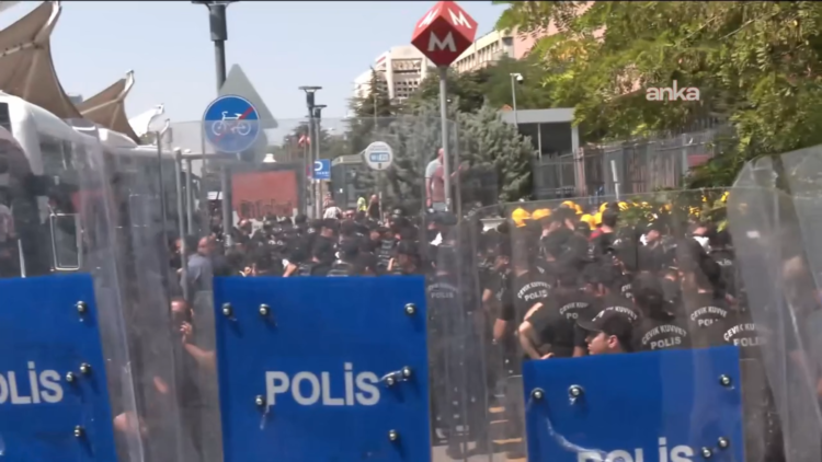 Enerji ve Tabii Kaynaklar Bakanlığı’na yürümek isteyen madencilere gözaltı