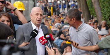 Ümit Özdağ’dan Enerji Bakanlığı önündeki madencilere destek ziyareti