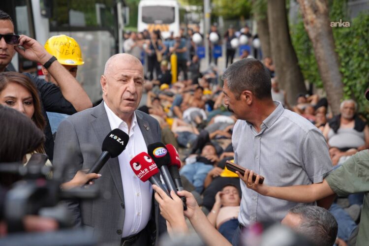 Ümit Özdağ’dan Enerji Bakanlığı önündeki madencilere destek ziyareti
