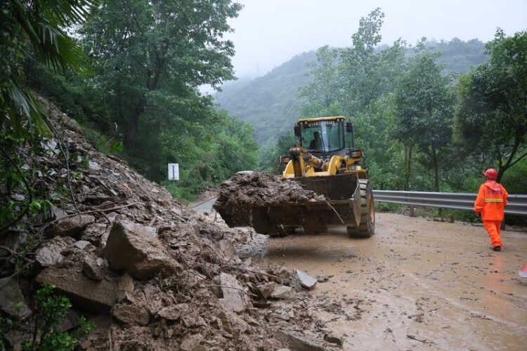 Çin, Dolphin Tayfunu’nun yol açtığı sel ve afetlerle mücadeleye yaklaşık 12 milyon dolar tahsis etti