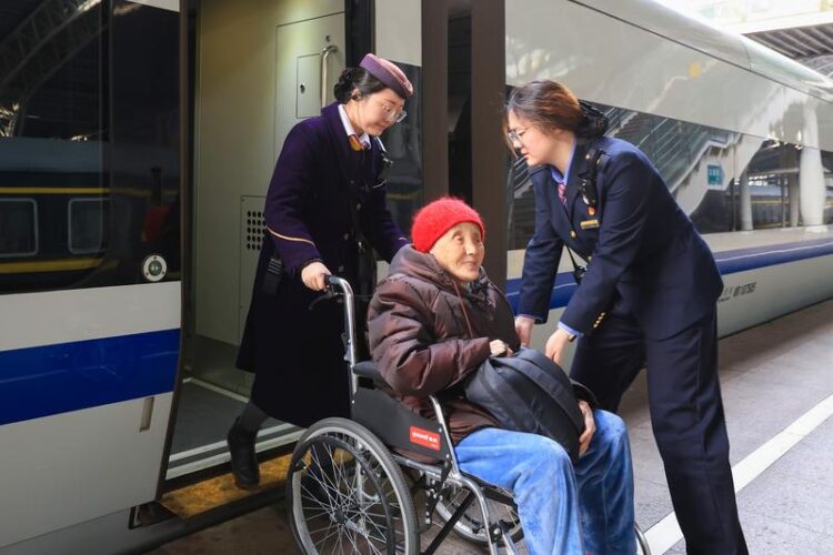 Çin’de demiryolu yolcu seyahatleri ocak-temmuz döneminde 2,8 milyara ulaşarak rekor kırdı